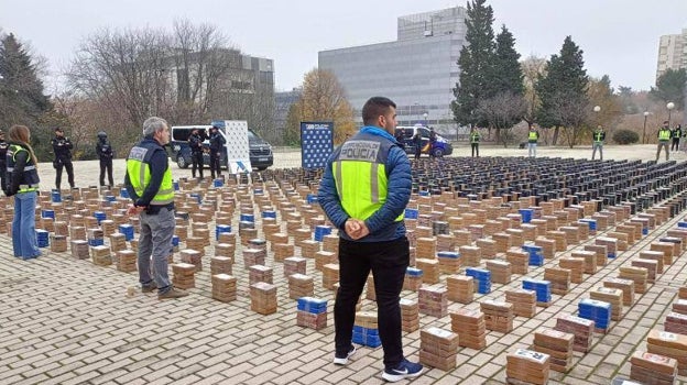 La Policía Nacional exhibe las 11 toneladas de cocaína intervenidas tras entrar por los puertos de Vigo y Valencia