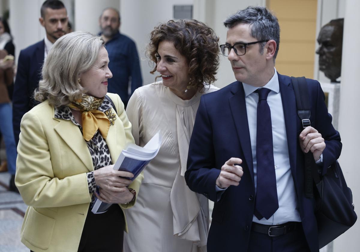 La vicepresidenta primera y ministra de Economía, Nadia Calviño (i), la vicepresidenta cuarta y ministra de Hacienda, María Jesús Montero (c), y el ministro de la Presidencia, Justicia y Relaciones con las Cortes, Félix Bolaños