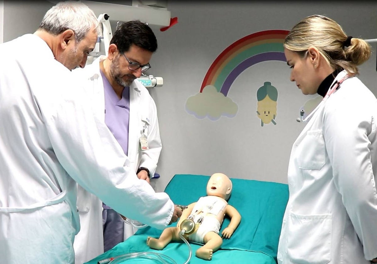 Imagen de tres doctores del Hospital la Fe con un prototipo de corazón mecánico