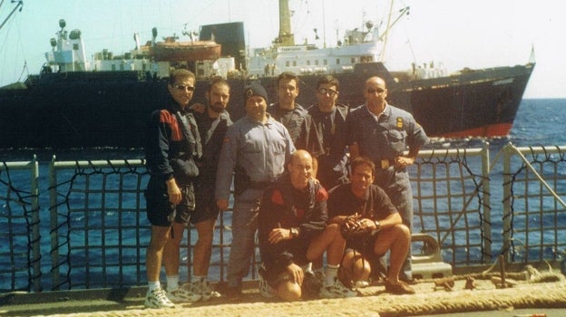 Los agentes que abordaron el Tammsaare (al fondo), entre ellos Ambrosio Fontes, sobre la cubierta del buque Petrel de Vigilancia Aduanera