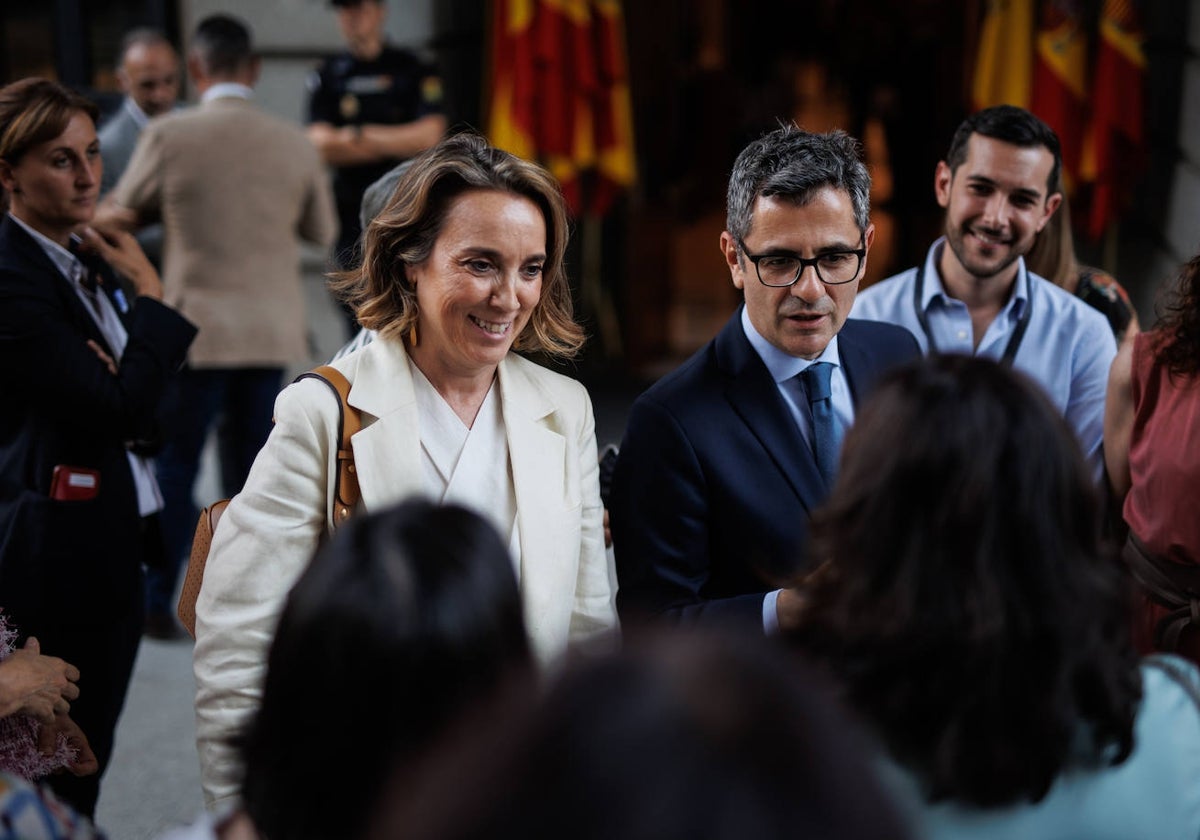 La secretaria general del PP, Cuca Gamarra, y el ministro de Justicia, Félix Bolaños, en junio, en el Congreso