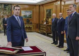 En zapatillas y mirando al Rey y a la cámara: Carlos Cuerpo promete como nuevo ministro de Economía
