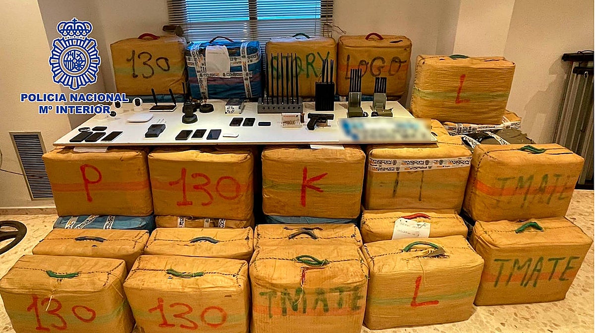 Imagen de las dos toneladas de hachís y el resto de objetos intervenidos por la Policía Nacional