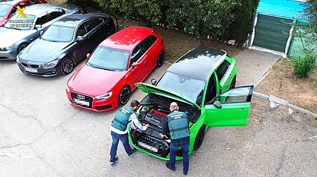 Los investigadores han realizado registros en varios domicilios.