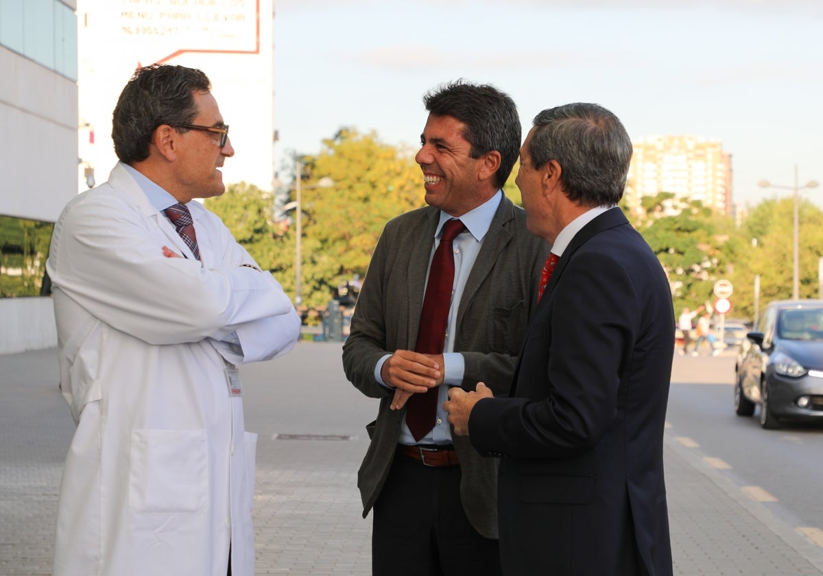 El presidente de la Generalitat Valenciana, Carlos Mazón, con un profesional sanitario y un representante de los servicios de transplantes.