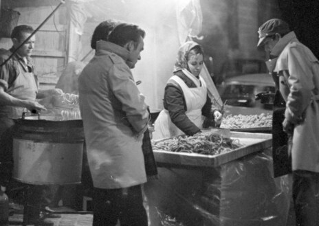 Imagen secundaria 1 - Arriba, estampa navideña en Sol en los años 60. Abajo, izq., castañeras vendiendo sus productos la última noche del año. Dcha, la bola en el año 1957