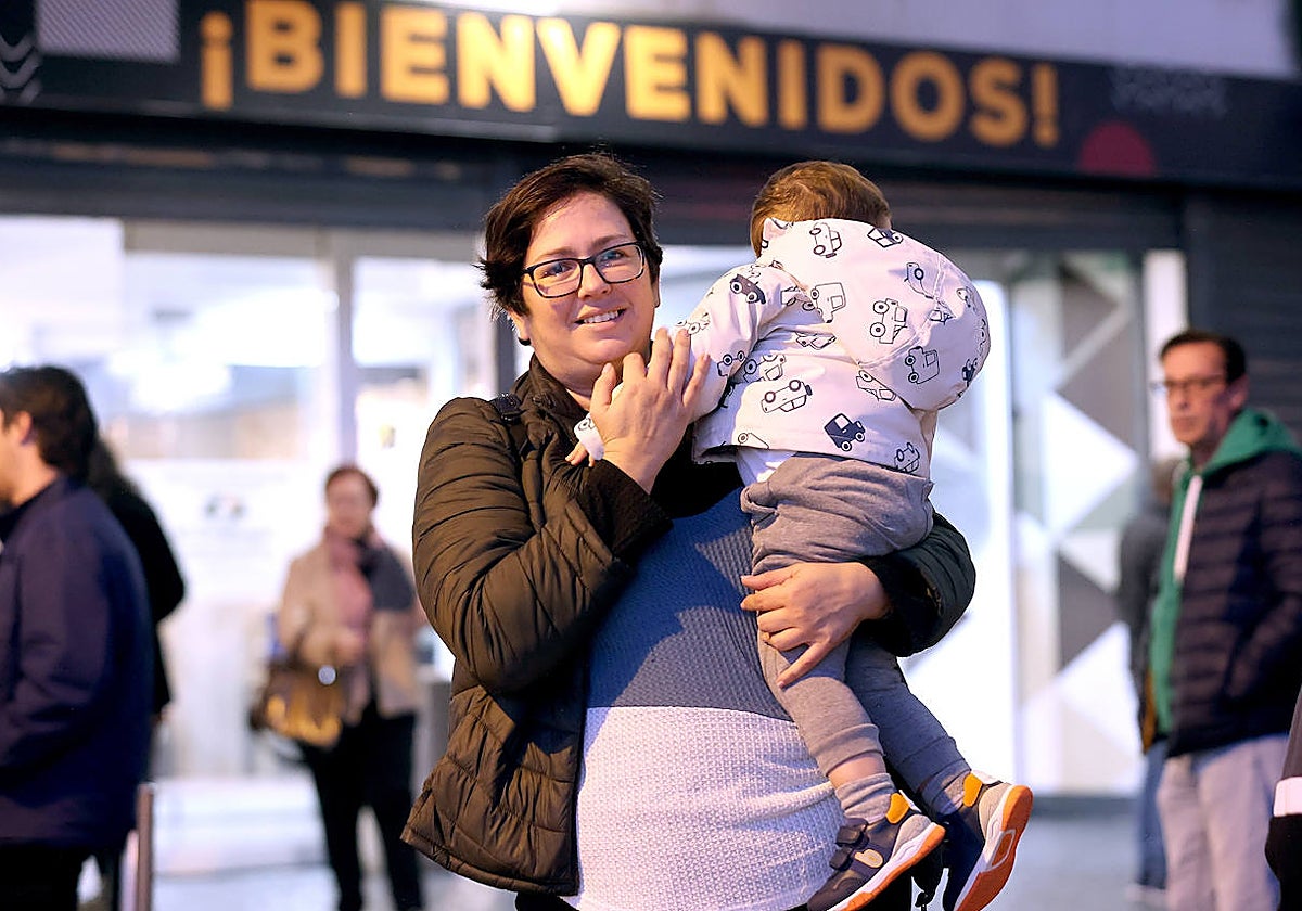 Sandra, con su hijo en brazos