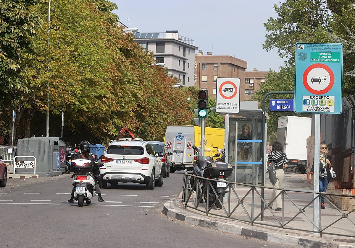 Cartel de acceso a la zona de bajas emisiones en una calle de Madrid