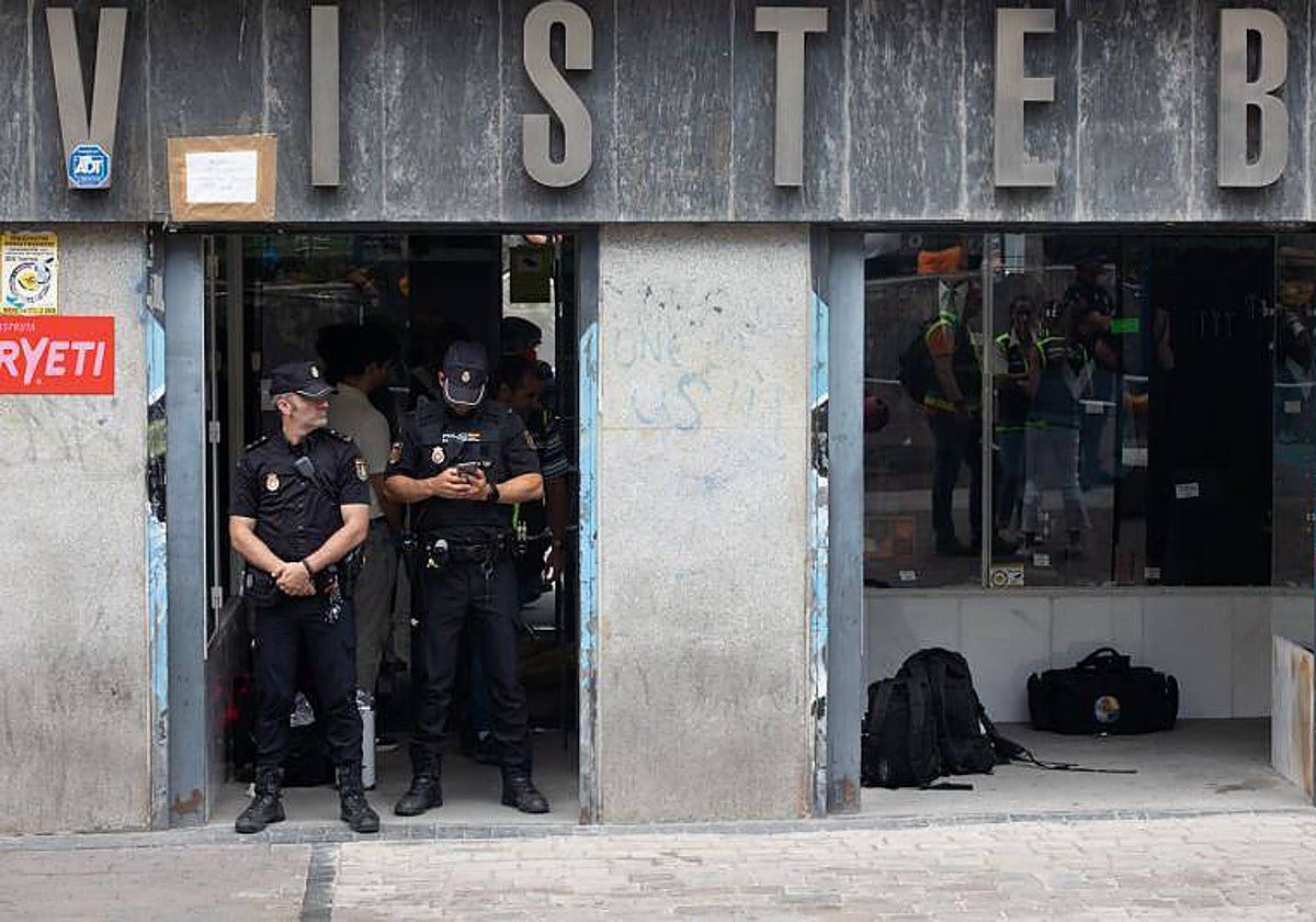Dos policías, en la puerta de la tienda donde fue asesinada su dueña, en Tirso de Molina, en julio