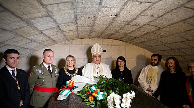 Autoridades civiles, religiosas y militares, en el sepulcro donde reposan los restos de los Reyes Católicos