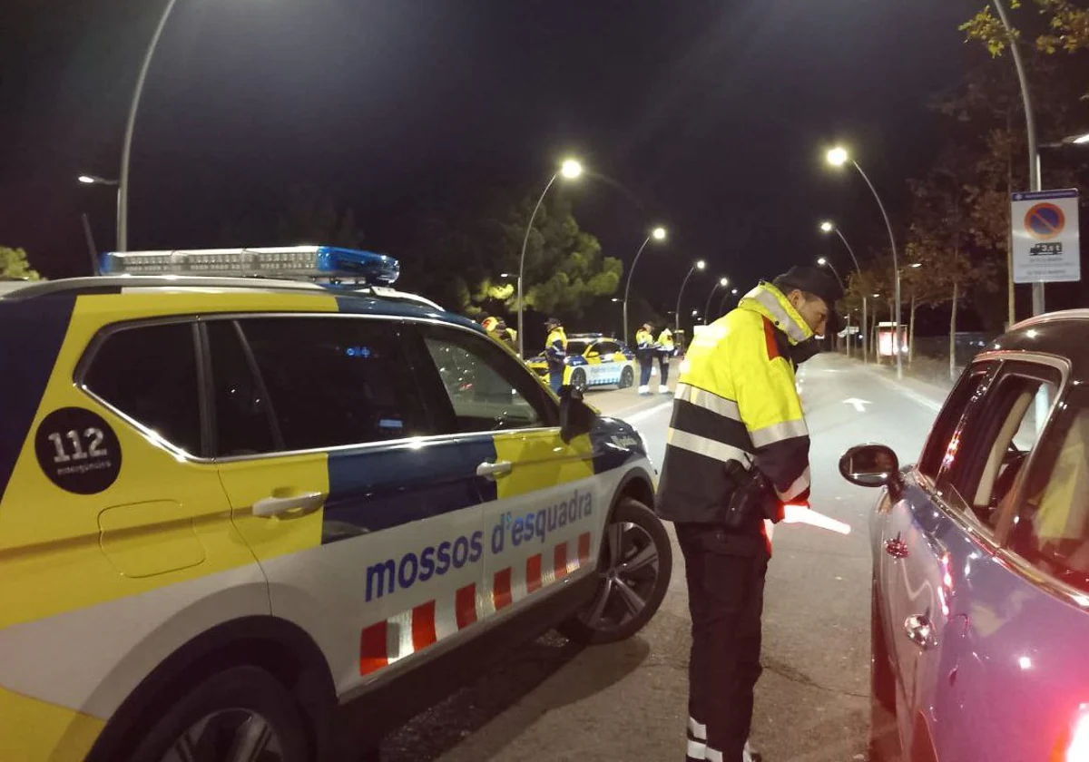 Un agente de la Policía catalana, durante un control, en Nochevieja