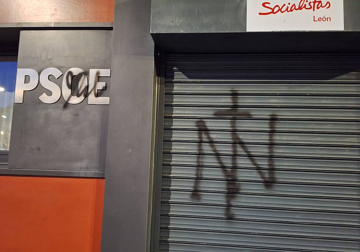 Pintadas en la sede de PSOE en el León