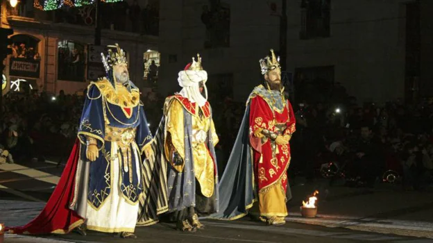 Melchor, Gaspar y Baltasar, a su paso por Alcoy en la noche de Reyes.