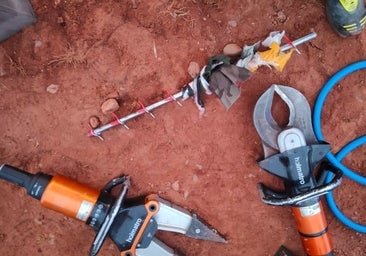 Los bomberos liberan a un chaval de 13 años al quedar atrapado por un brazo en una sembradora en un pueblo de 25 habitantes