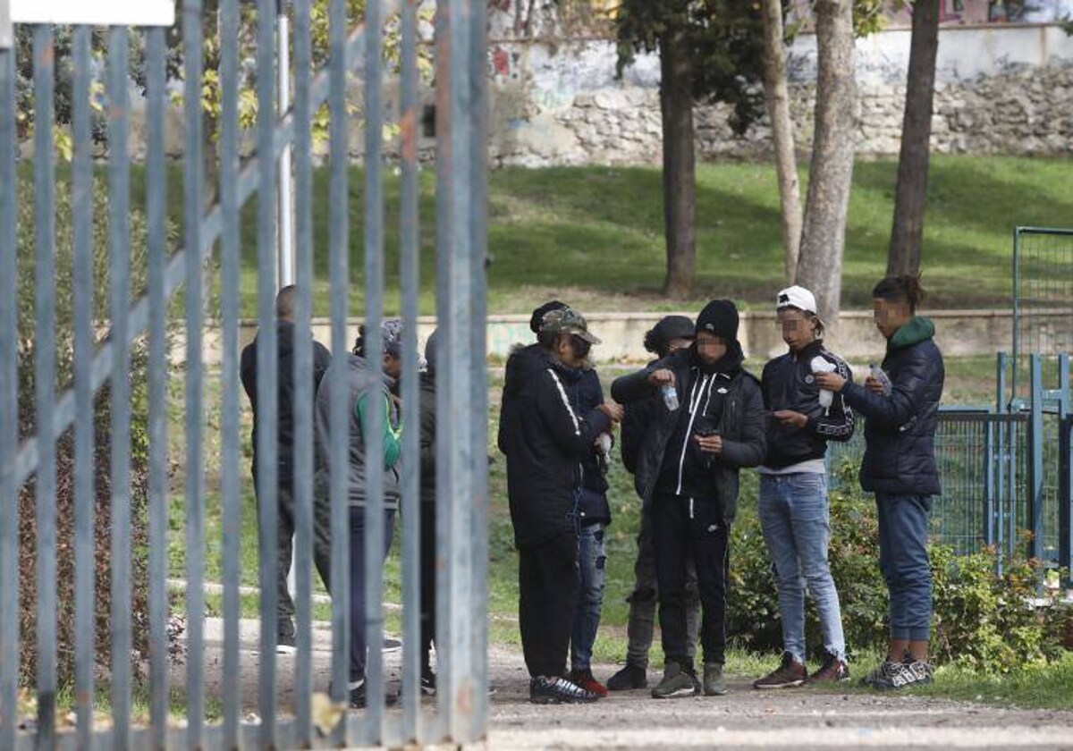 Jóvenes cerca del centro de menores inmigrantes no acompañados de Hortaleza