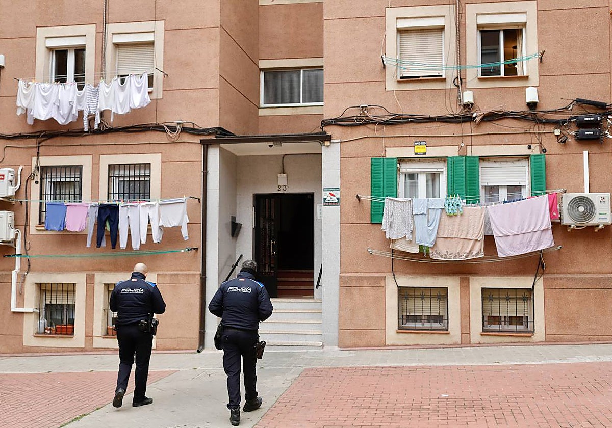 Dos policías municipales, ayer, ante el portal donde vivían los encartados