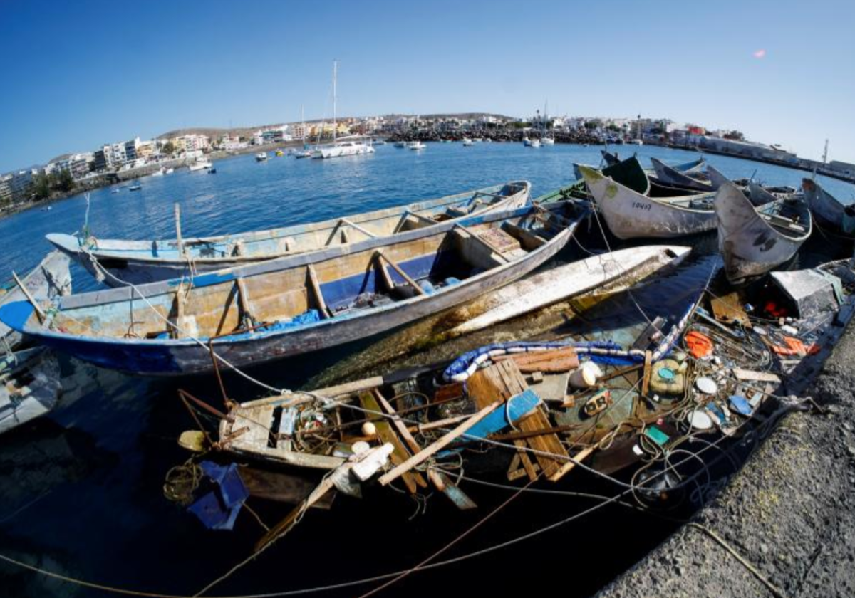 Cayucos acumulados en el muelle dee Arguineguín (Gran Canaria)