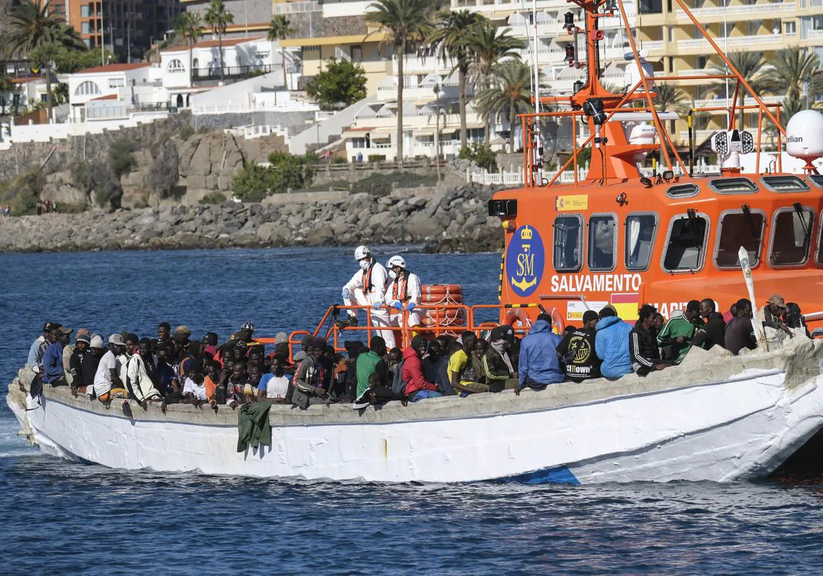 Llegada al puerto de Arguineguín de los más de 150 ocupantes de un Cayuco rescatado a 12 millas al sur de la isla de Gran Canaria