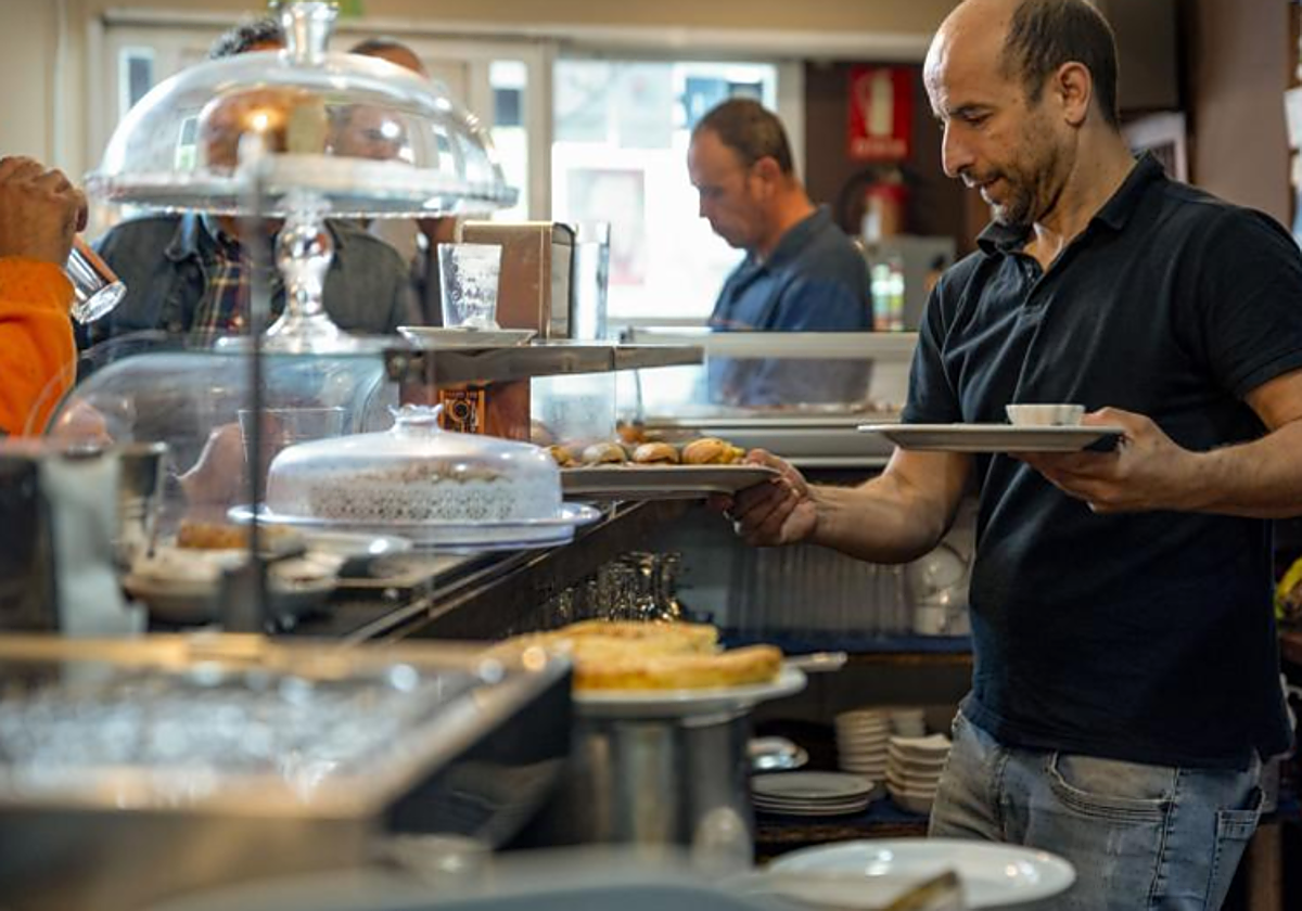 Un camarero atiende una barra en Toledo en foto de archivo
