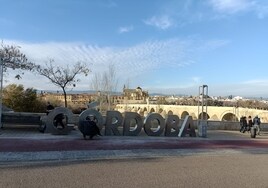 La palabra 'Córdoba' volverá al entorno de la Calahorra para las fotos turísticas tras ser reparada