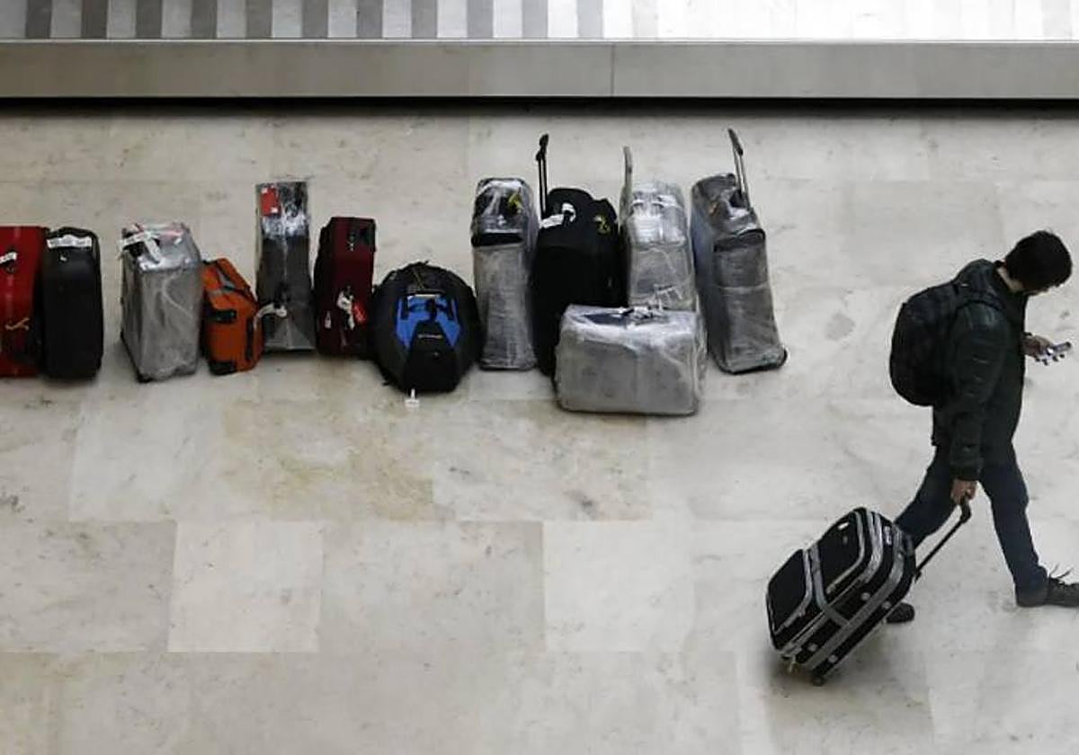 Varias maletas en el Aeropuerto de Barajas