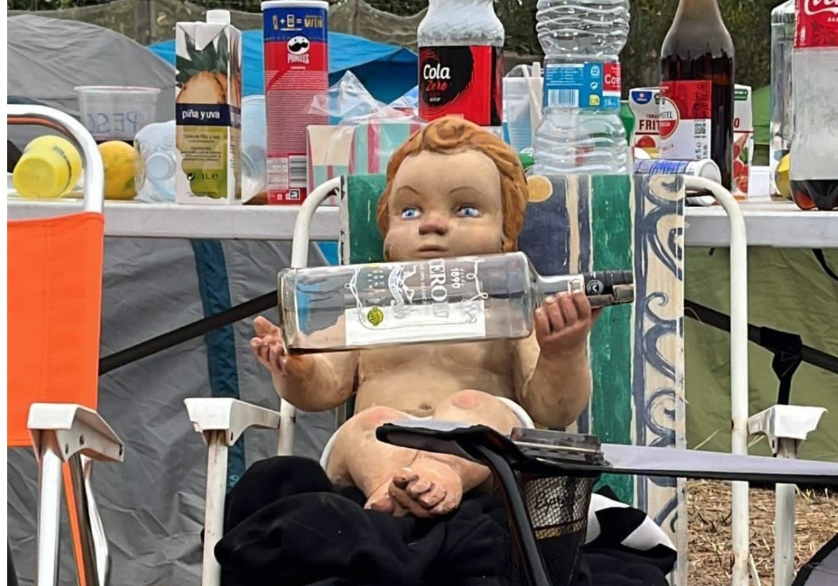 Imagen de la figura del Niño Jesús robada de un belén de Valencia, encontrada en un festival de música