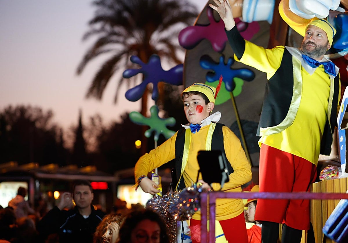 Figurantes en un desfile del 5 de enero
