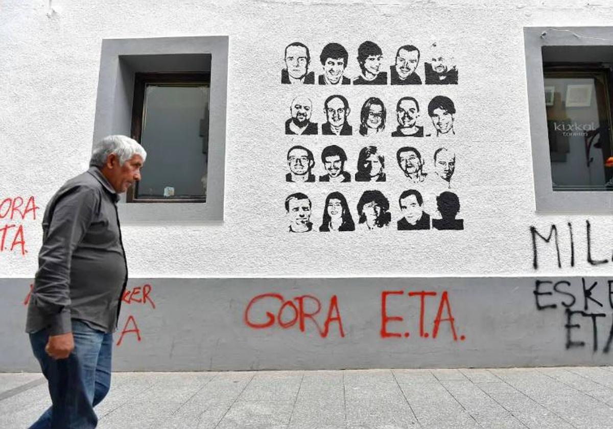 Un hombre pasea junto a una pintada a favor de los presos de ETA en una calle de Hernani, en una imagen de archivo