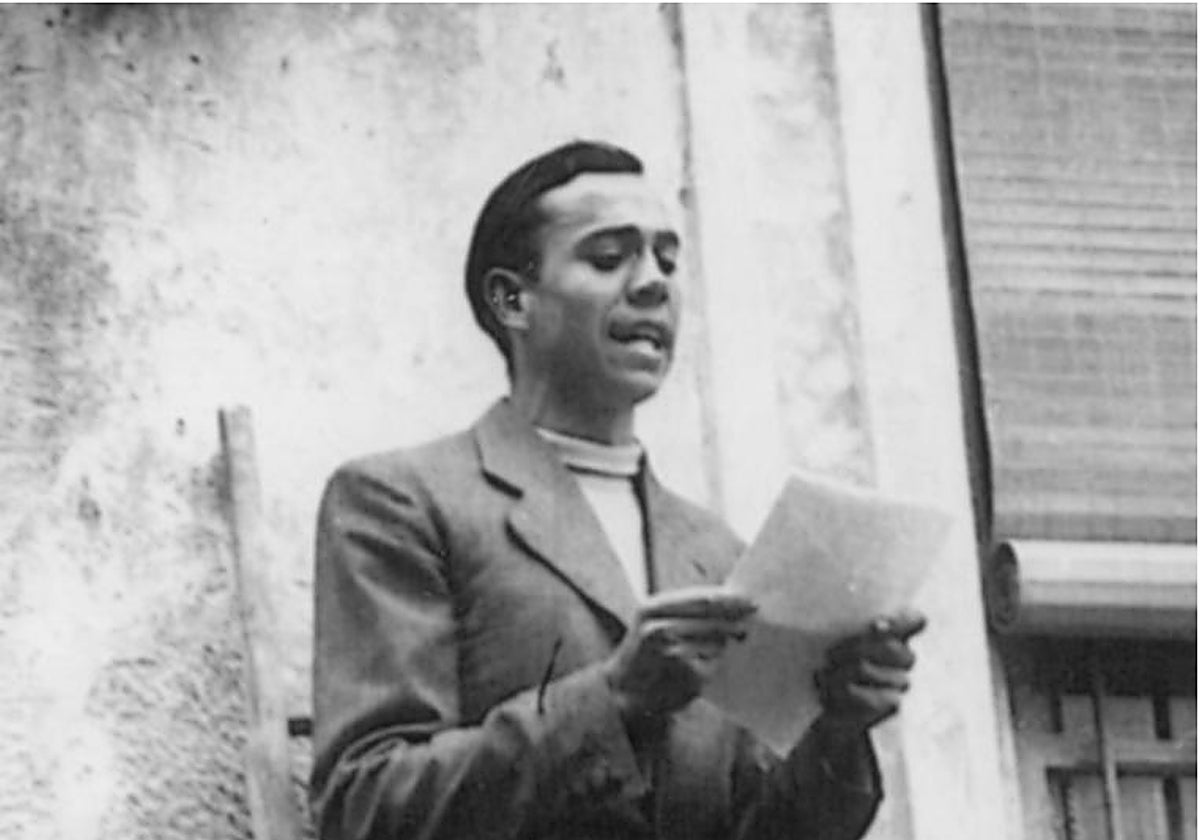 Miguel Hernández durante un homenaje en 1936.