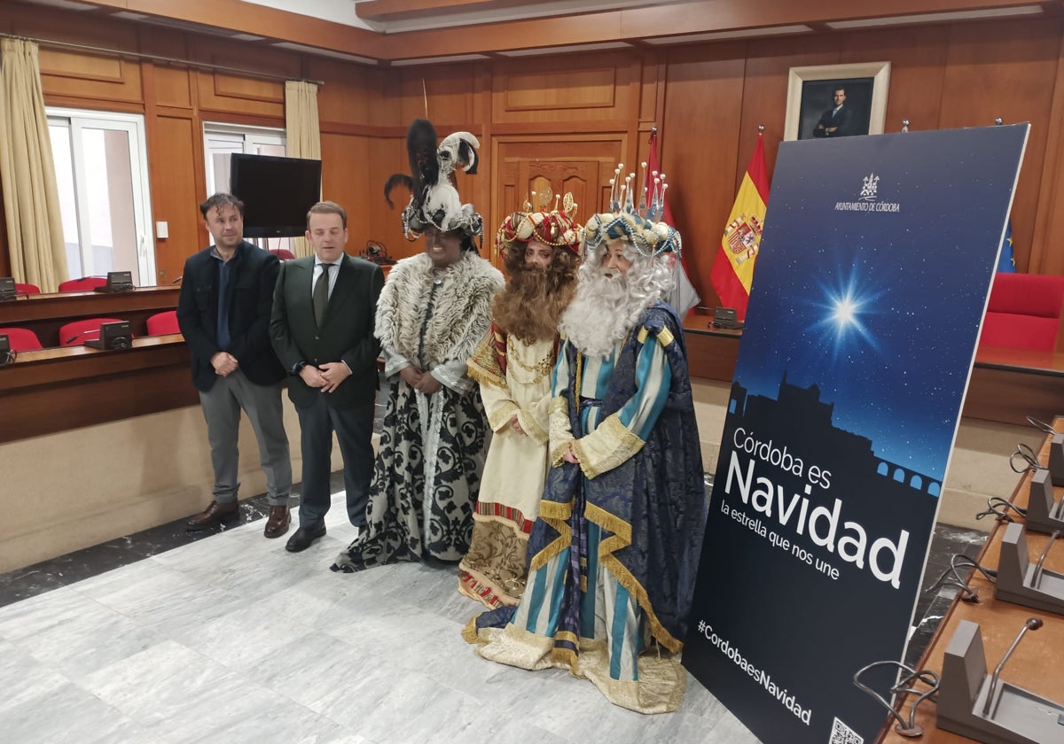 El delegado de Fiestas y Tradiciones, Julián Urbano, junto a los Reyes Magos