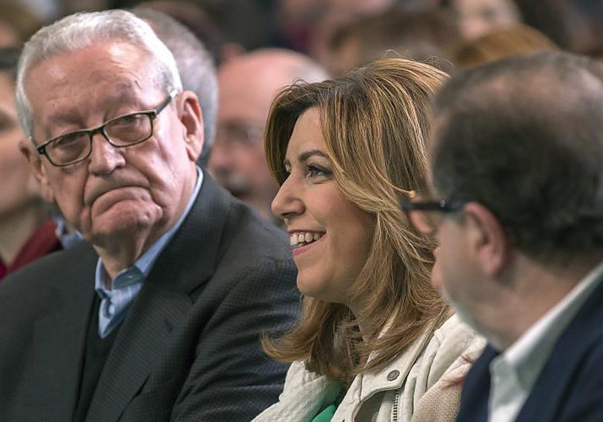 Susana Díaz, con los expresidentes andaluces Rafael Escuredo y José Rodríguez de la Borbolla