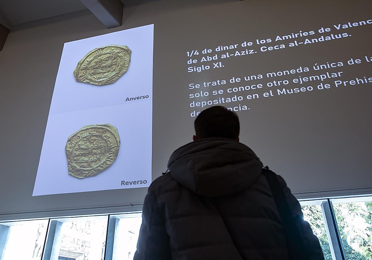 Un turista en el Museo Arqueológico de Córdoba