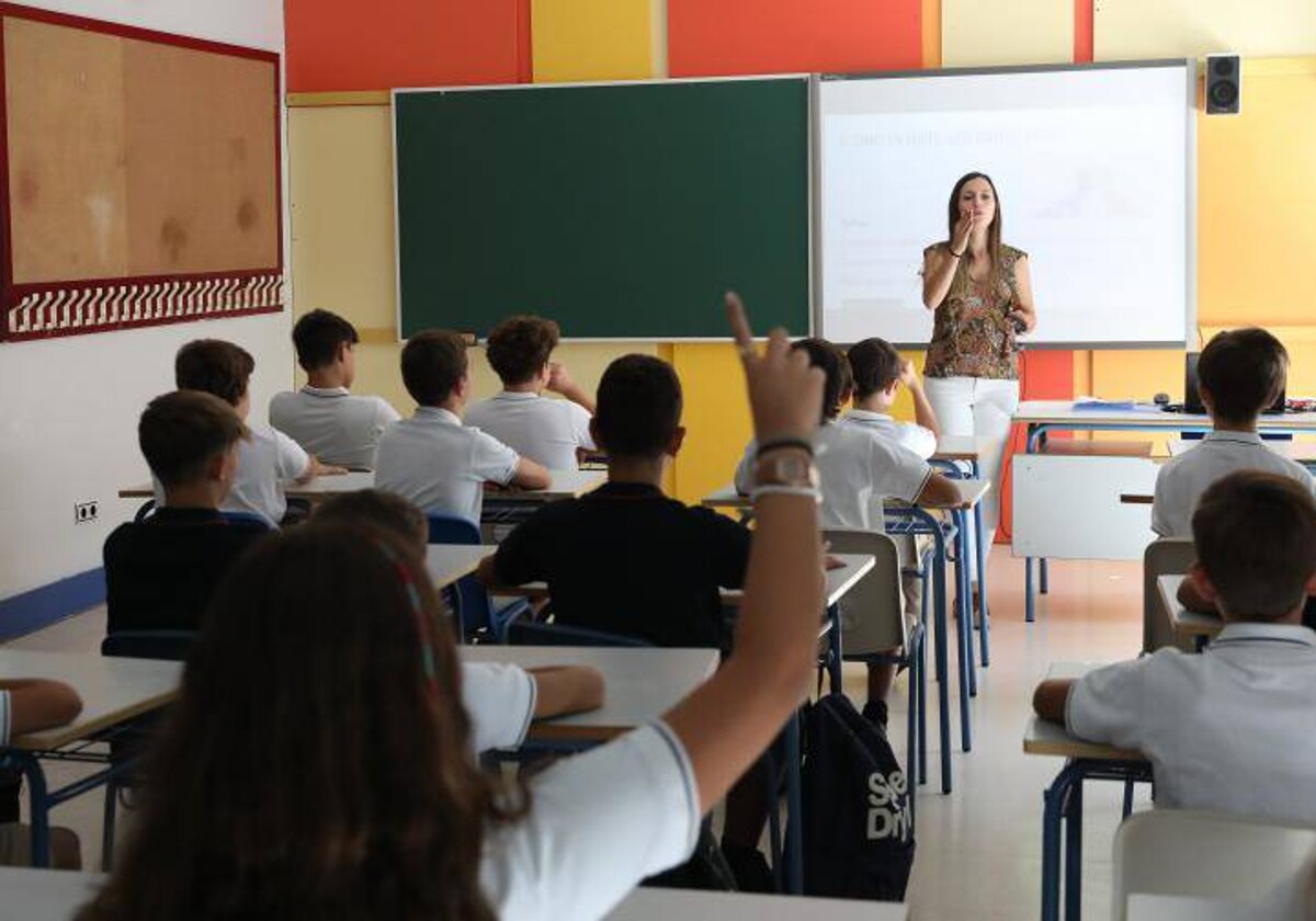 Profesora y alumnos en un aula escolar, en una imagen de archivo