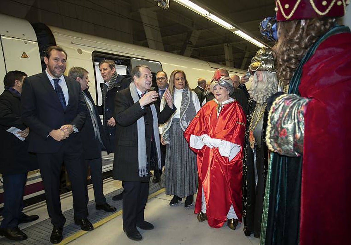 El ministro Óscar Puente y el alcalde de Vigo, Abel Caballero, con los Reyes Magos este viernes