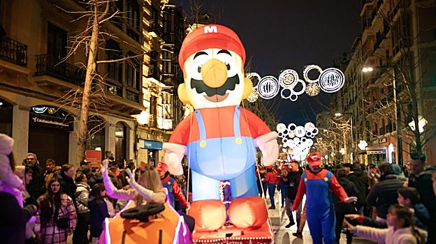 El cortejo estuvo lleno de personajes reconocibles, como los del videojuego de Mario Bros