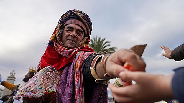 Un paje de los Reyes reparte caramelos en Valencia tras su llegada en barco