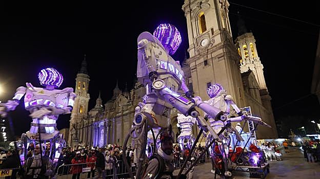 Varios robots desfilan en la cabalgata en la plaza del Pilar, en Zaragoza