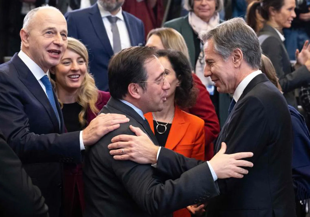 El ministro de Exteriores español, José Manuel Albares, junto al secretario de Estado estadounidense, Anthony Blinken