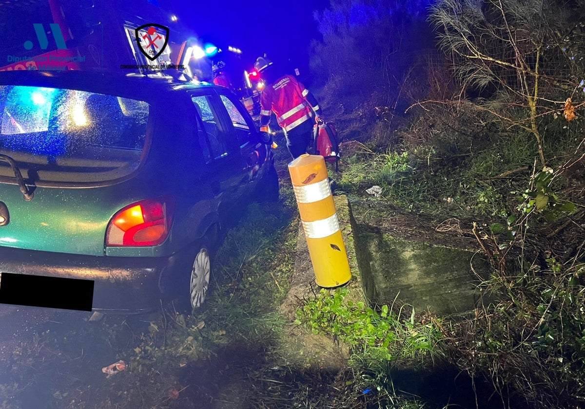 El coche accidentado en la cuneta