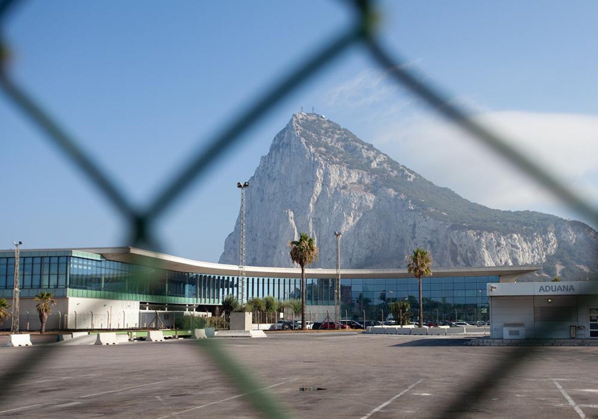 Imagen del Peñón y de la terminal del aeropuerto, tomada desde La Línea de la Concepción