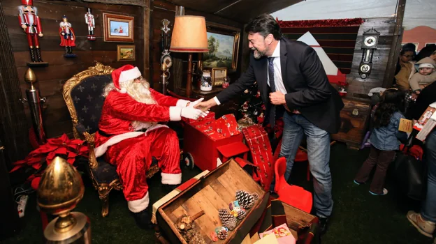 San Nicolás en su casa de Alicante, saludando al alcalde, Luis Barcala, durante su visita de este año.