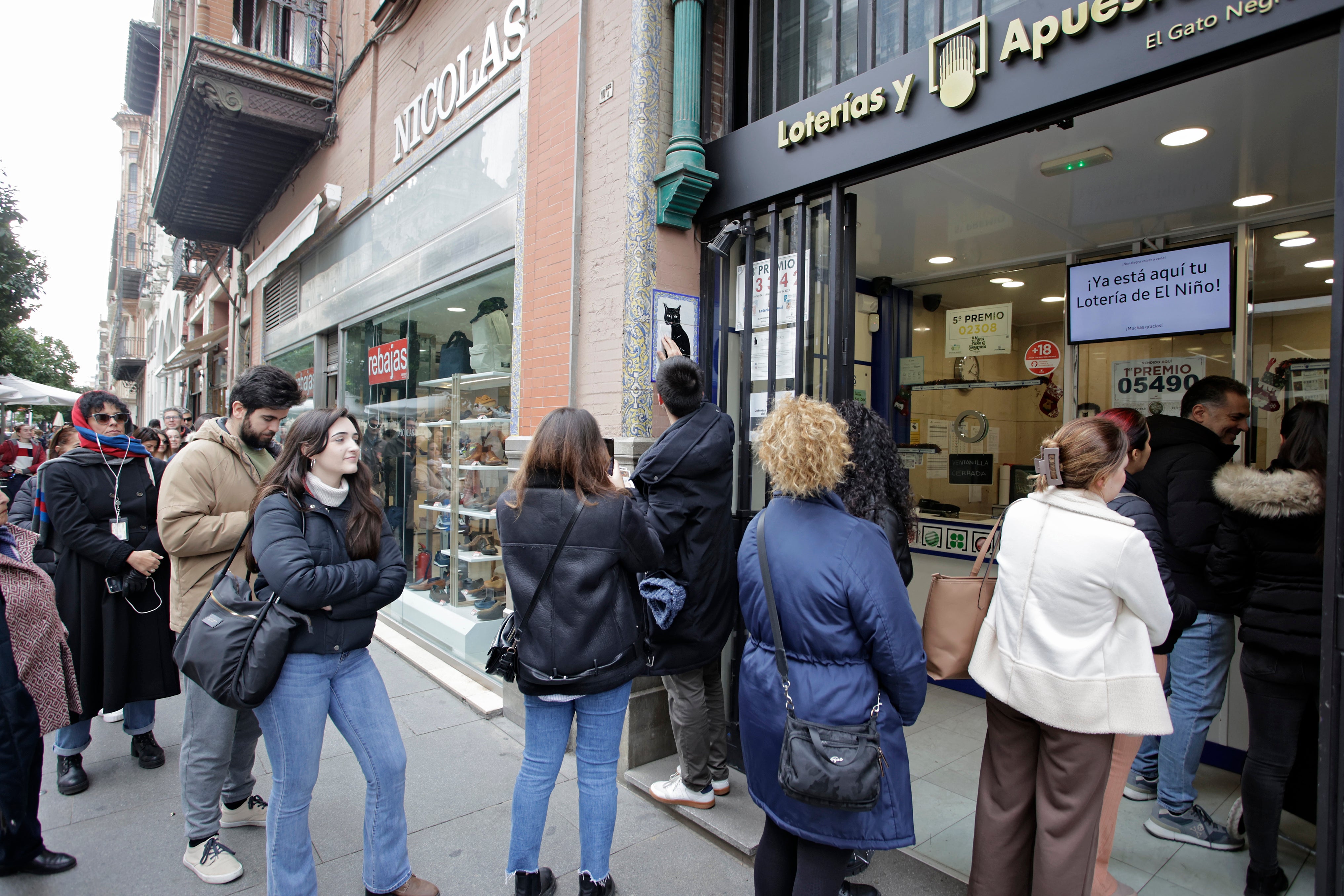 Colas para comprar un décimo del Sorteo del Niño en el Gato Negro de Sevilla