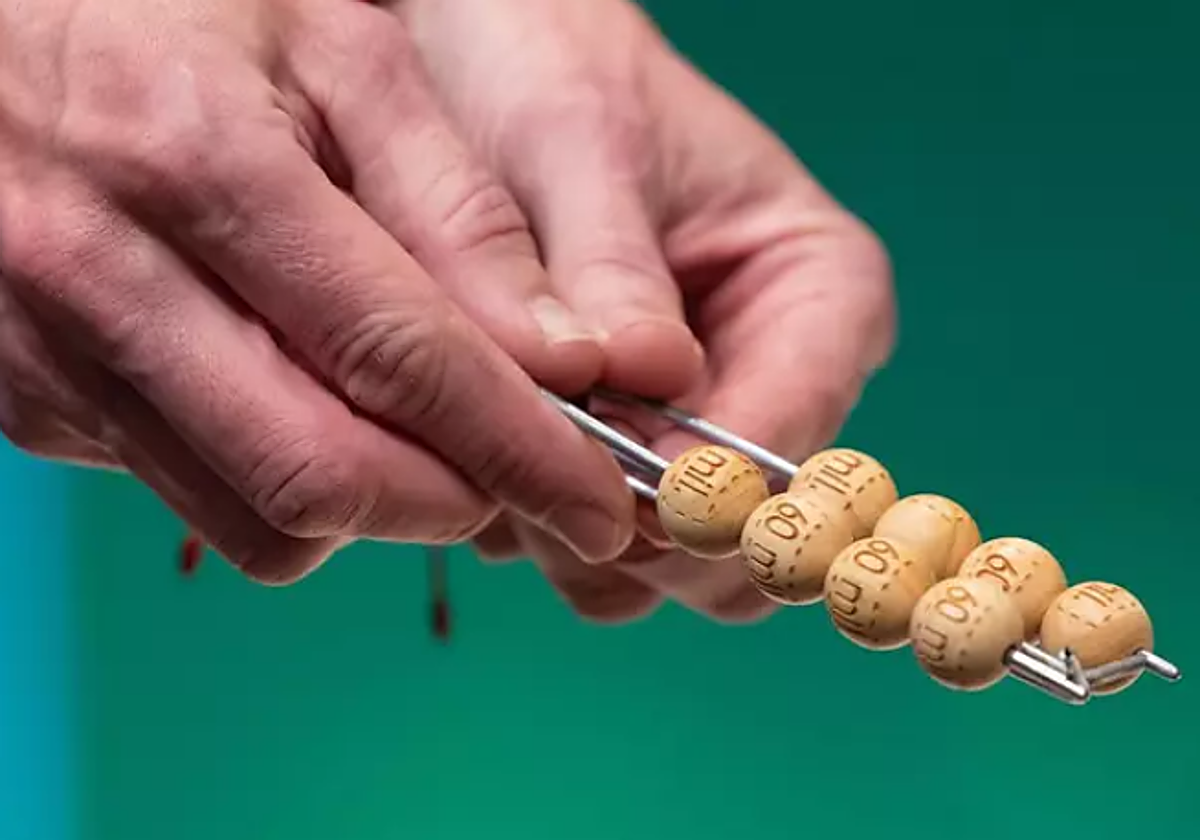 El Supremo rebaja la prisión a tres hombres que estafaron 280.000 euros a un anciano con un premio de lotería