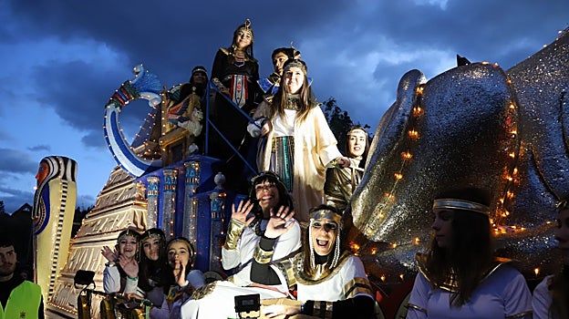 Jóvenes y niñas vestidas de época