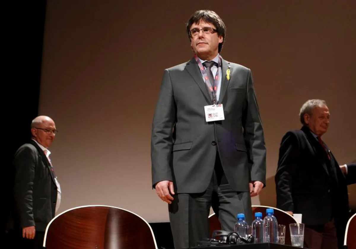 El expresidente catalán Carles Puigdemont asiste a un debate sobre el derecho de autodeterminación en la Universidad de Ginebra