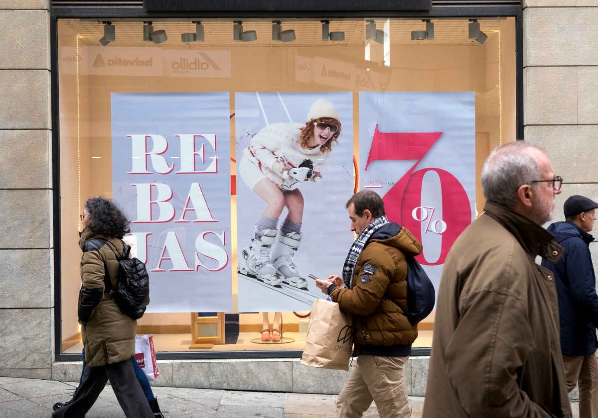 Cartel con el anuncio de las rebajas, en una imagen de archivo en Salamanca