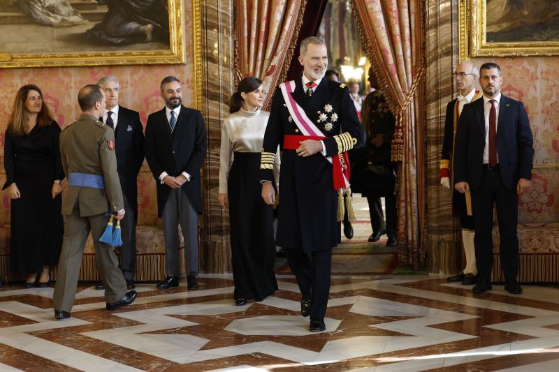 La Reina Letizia y el Rey Felipe VI, durante la recepción este sábado en el Palacio Real con motivo de la Pascua Militar