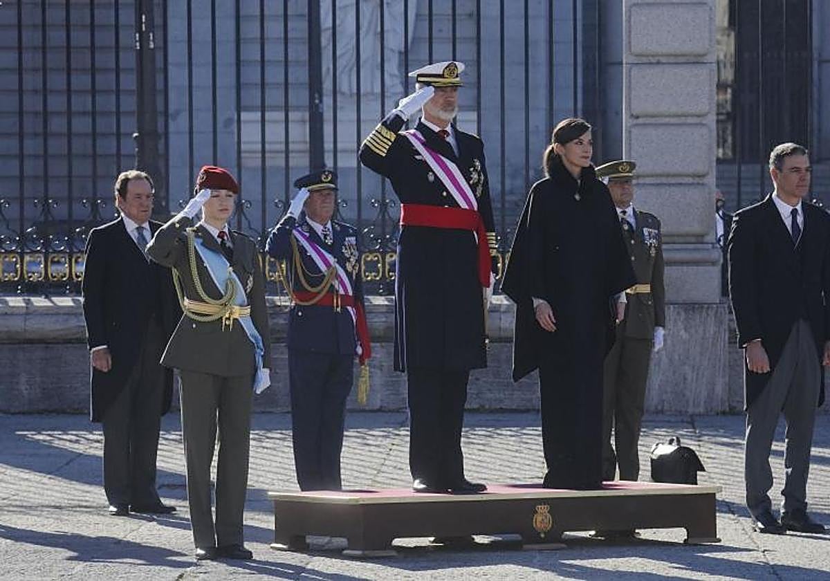 La Princesa Leonor, el Rey Felipe VI, la Reina Letizia, y el presidente del gobierno Pedro Sánchez, este sábado en la Plaza de la Armería del Palacio Real durante la ceremonia de la Pascua Militar