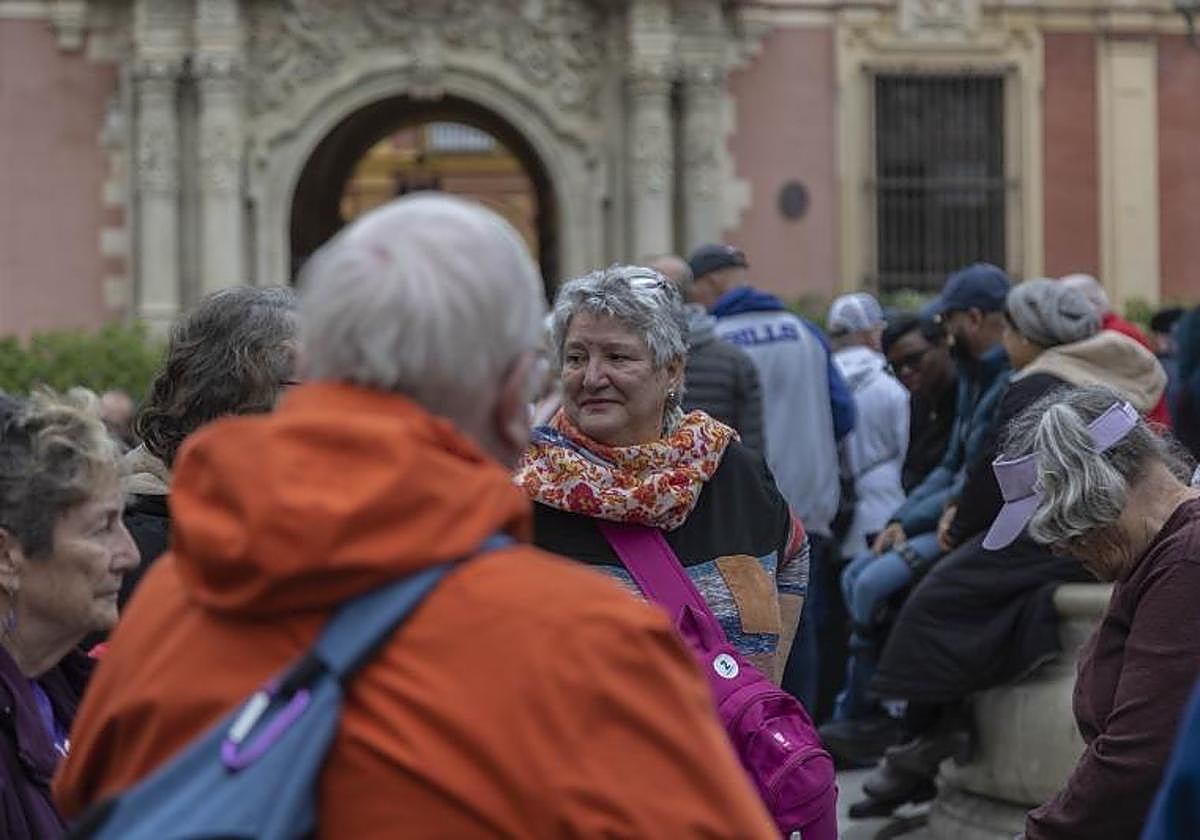 Turistas en la Plaza Virgen de los Reyes de Sevilla