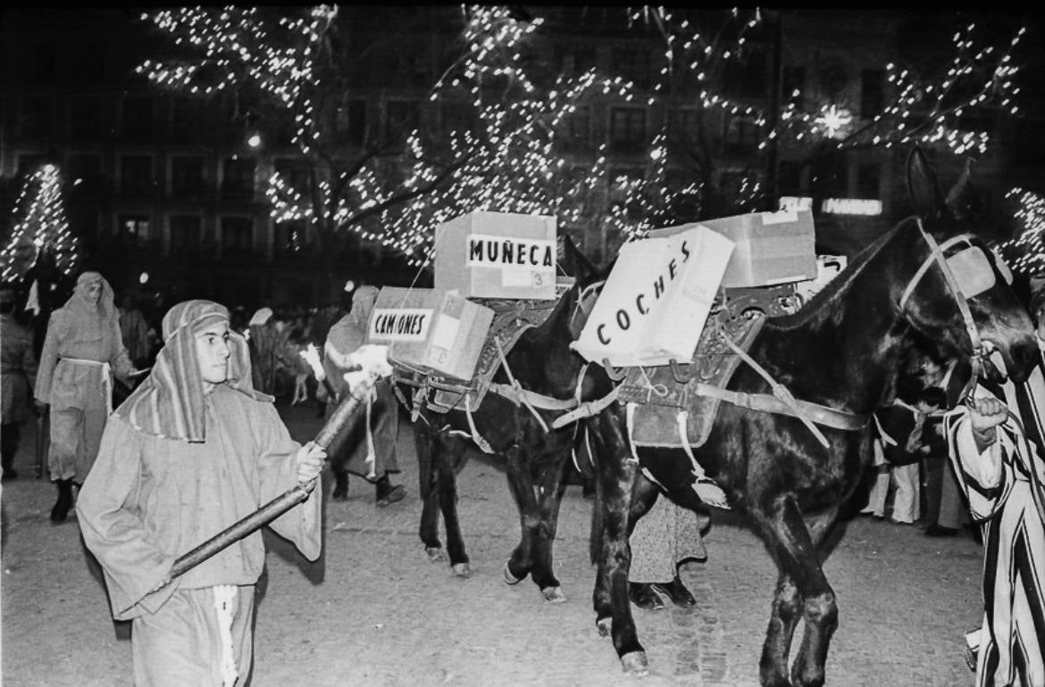 Un momento de la cabalgata de Reyes por Zocodover en 1972 con caballerías cargando juguetes. Escena tomada por la fotoperiodista María Teresa Silva Hernández perteneciente al rico Archivo VASIL, fondo que testimonia la vida toledana entre 1968 y 1987